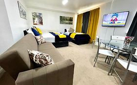 2 Bedrooms Modern Central London Apartment, Full Kitchen, 5 Minutes Tube Station